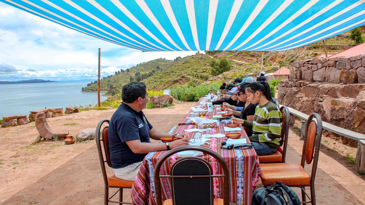 Uros Floating Islands & Taquile foto 5