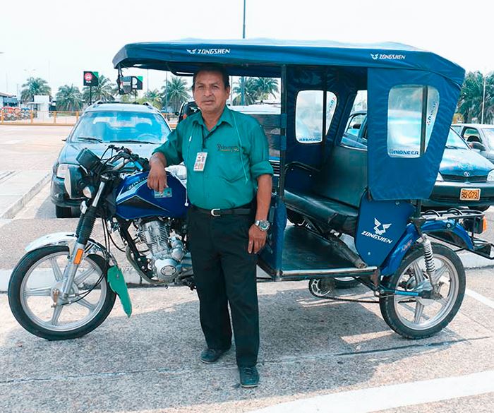 From The City Center To The Airport In Tuk Tuk foto 1