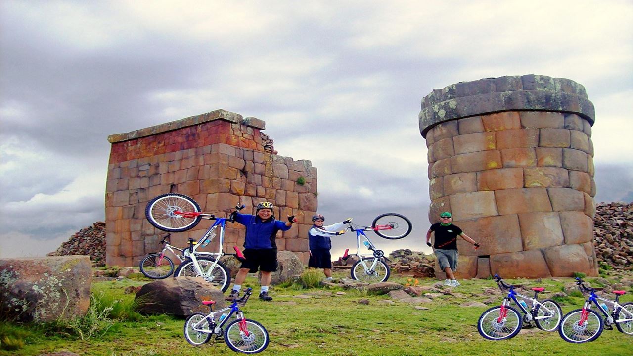 Tumbas De Sillustani En Bicicleta De Montaña foto 1