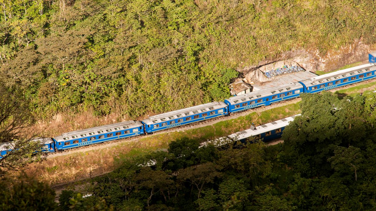 Machu Picchu Luxury Tour - Train Hiram Bingham (4)